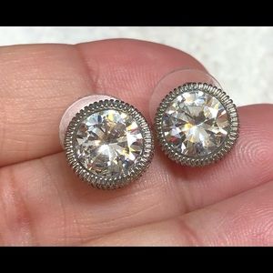 💕🖤pretty button style cubic earring worn once